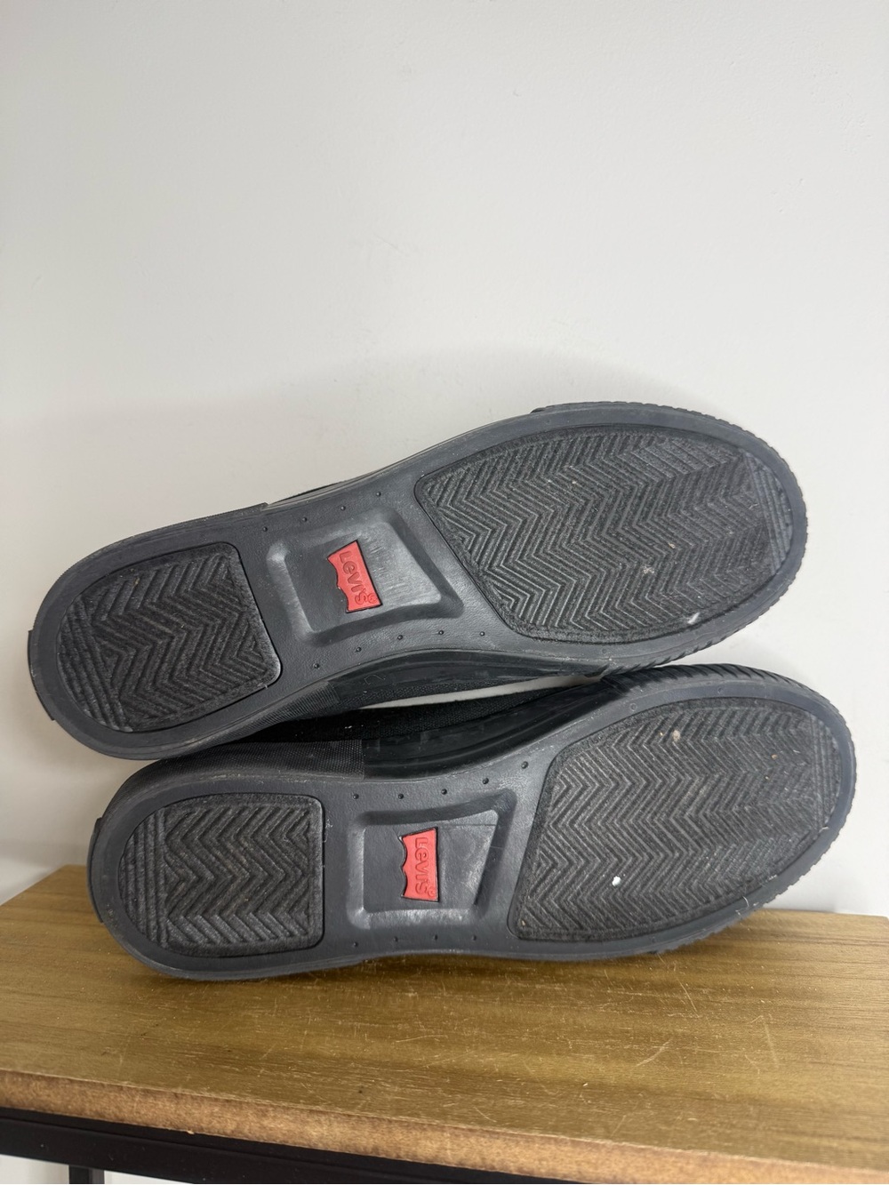 Levi's Men's Black Canvas Low-Top Sneakers with Red Insole Accent - Picture 8 of 8